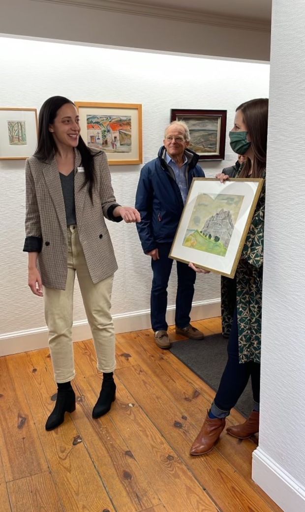 Rachel Vorsanger gesturing at artwork by Betty Parsons