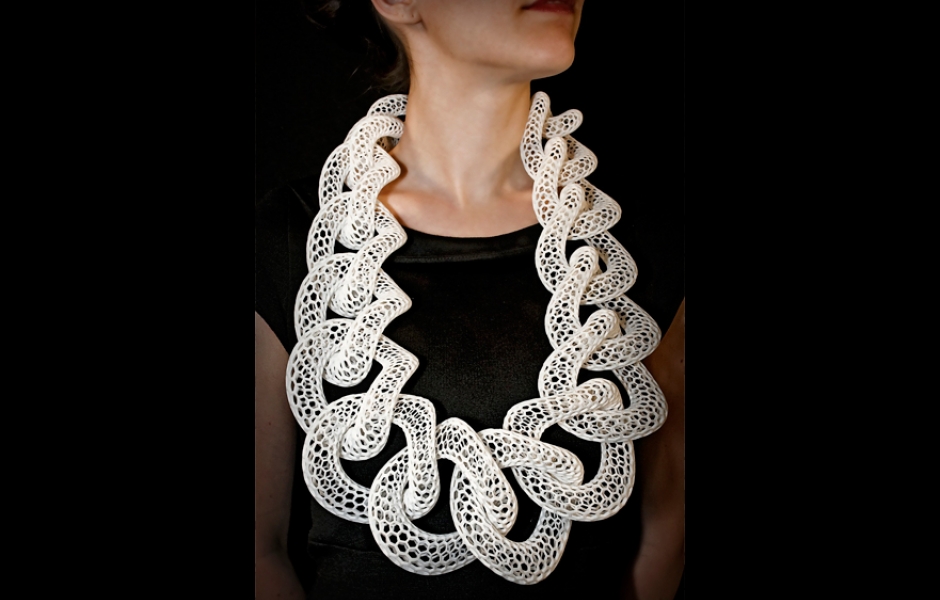 white necklace made of mess like links
